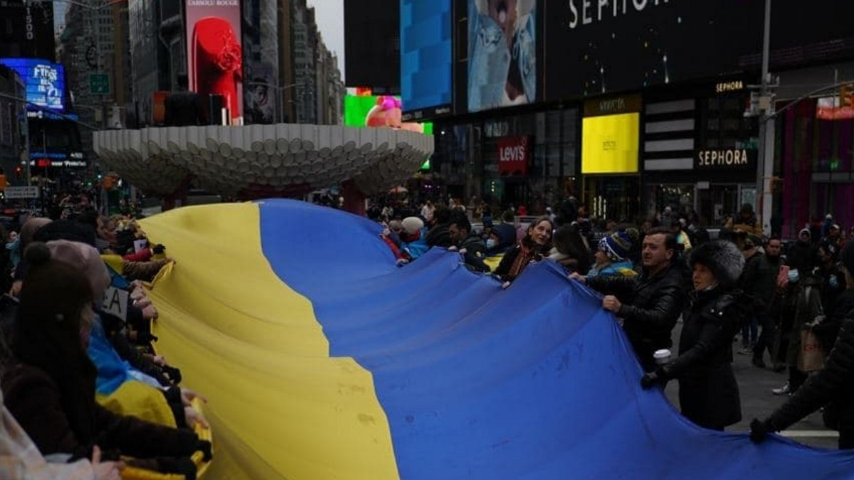 Бродвейські актори підтримали Україну на Таймс-Сквер через бомбардування театру Маріуполя - фото 1