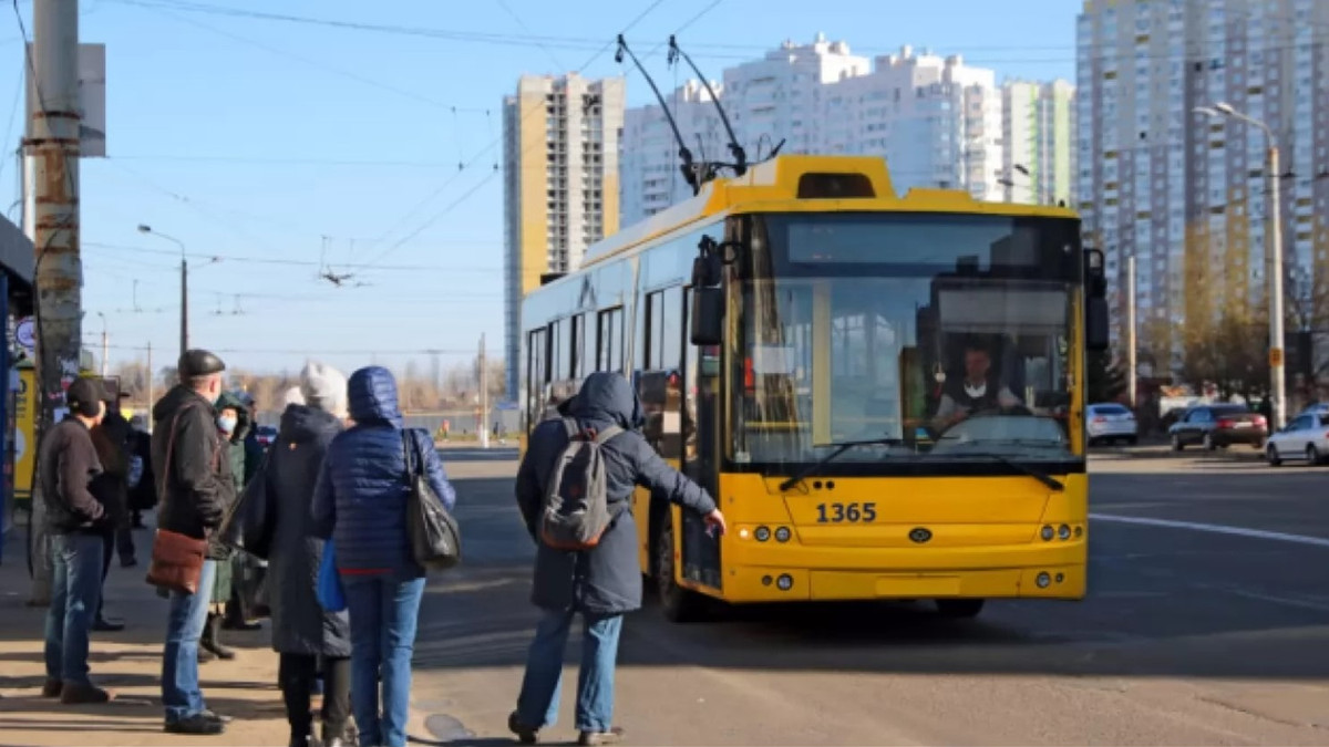 Пересадкові вузли та графік автобусів й трамваїв: як працює громадський транспорт у Києві - фото 1
