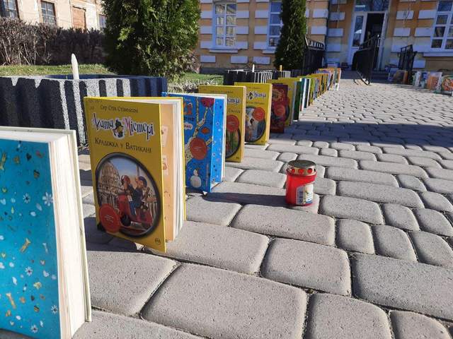 У пам'ять про дітей, які їх ніколи не прочитають: у Тульчині з'явилася алея з книг - фото 502693