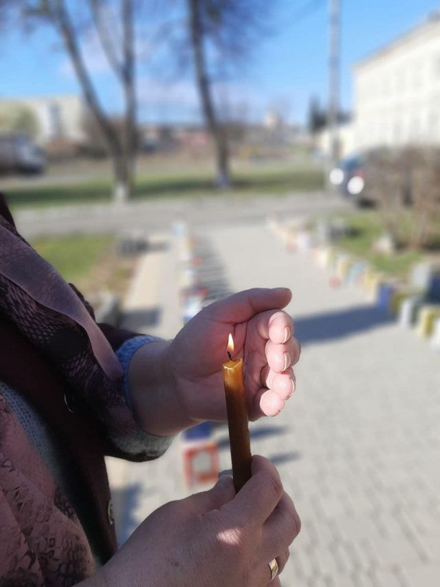 У пам'ять про дітей, які їх ніколи не прочитають: у Тульчині з'явилася алея з книг - фото 502696