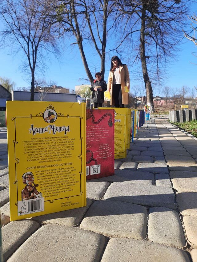 У пам'ять про дітей, які їх ніколи не прочитають: у Тульчині з'явилася алея з книг - фото 502697