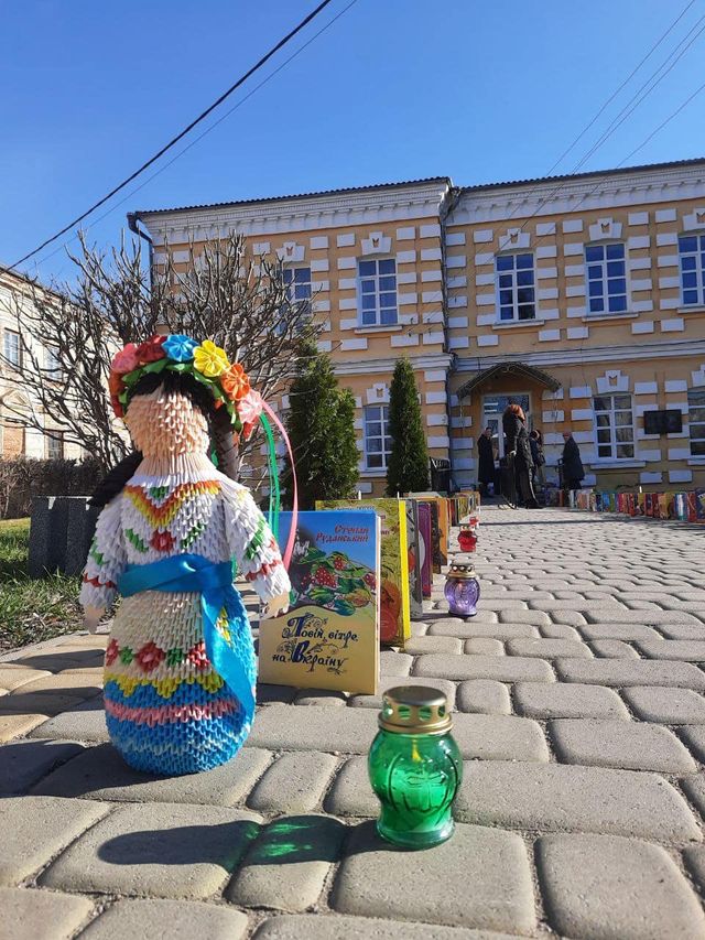 У пам'ять про дітей, які їх ніколи не прочитають: у Тульчині з'явилася алея з книг - фото 502699