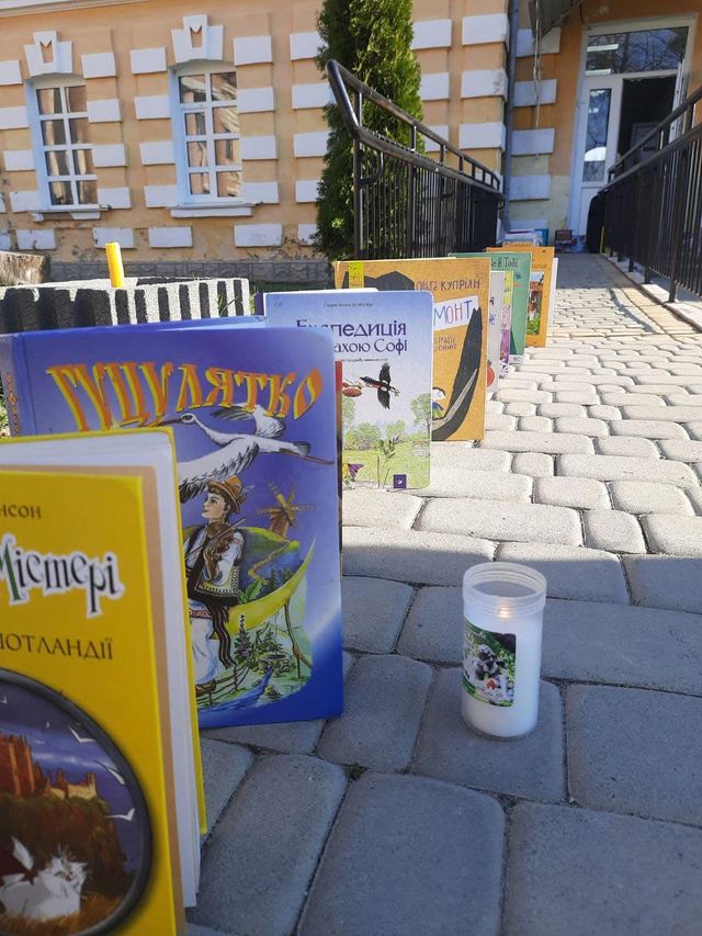 У пам'ять про дітей, які їх ніколи не прочитають: у Тульчині з'явилася алея з книг - фото 502701