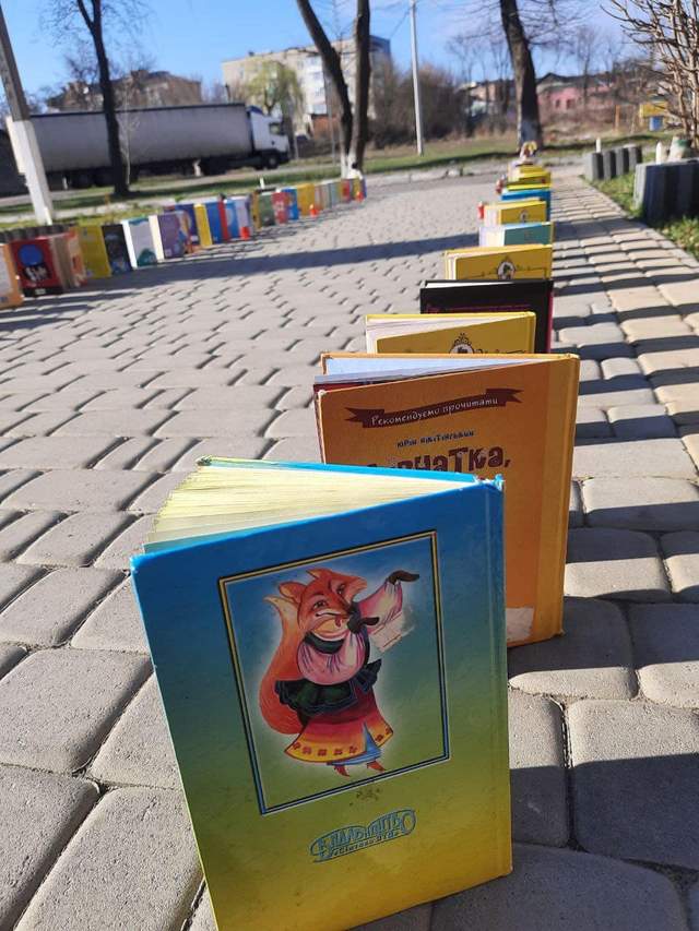 У пам'ять про дітей, які їх ніколи не прочитають: у Тульчині з'явилася алея з книг - фото 502703