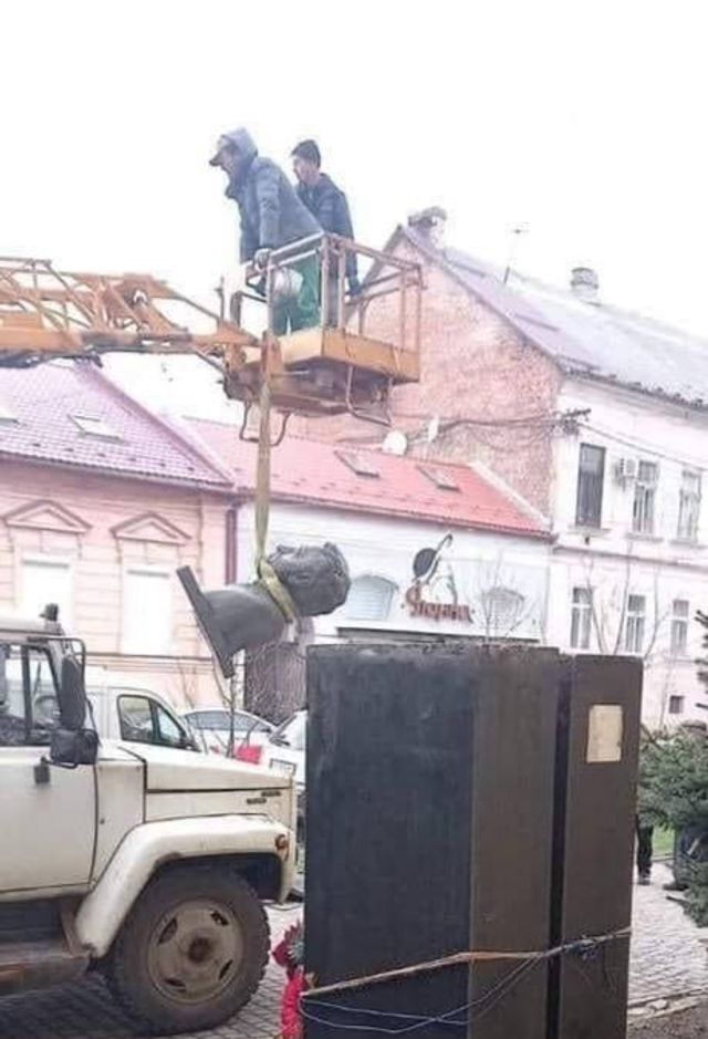 У Мукачеві знесли погруддя Пушкіна, а у Новгород-Сіверському – портрети Леніна і Сталіна - фото 502756