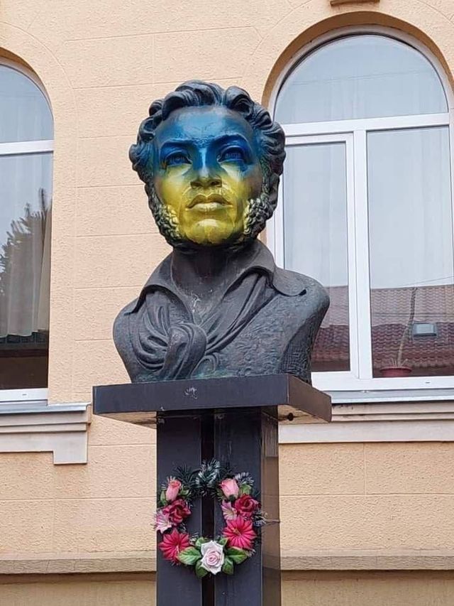 У Мукачеві знесли погруддя Пушкіна, а у Новгород-Сіверському – портрети Леніна і Сталіна - фото 502759