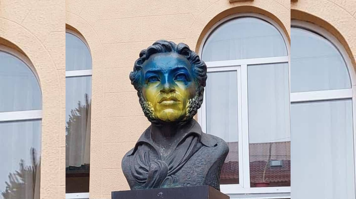 У Мукачеві знесли погруддя Пушкіна, а у Новгород-Сіверському – портрети Леніна і Сталіна - фото 1