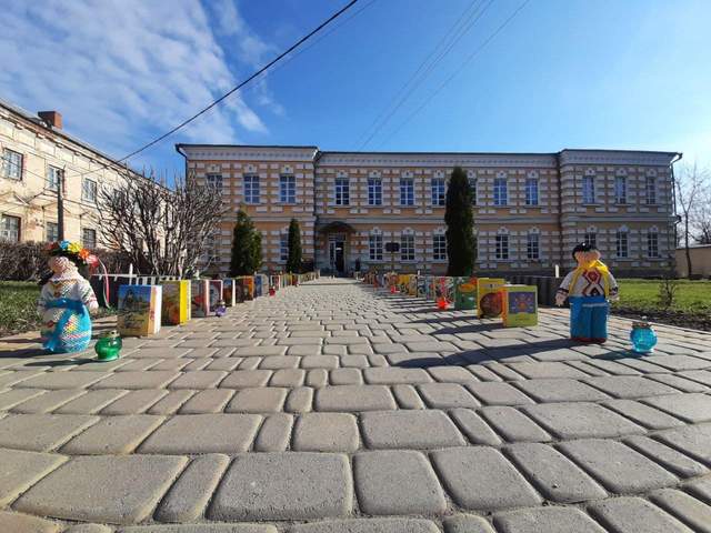 Книги, які вони ніколи не прочитають: в Тульчині вшанували пам'ять 165 українських дітей - фото 502771