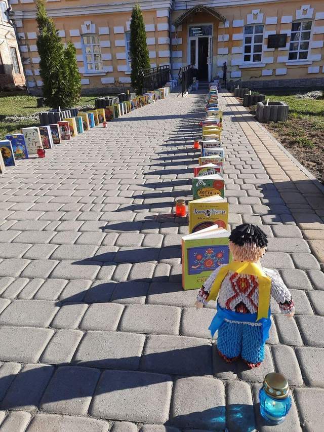 Книги, які вони ніколи не прочитають: в Тульчині вшанували пам'ять 165 українських дітей - фото 502773