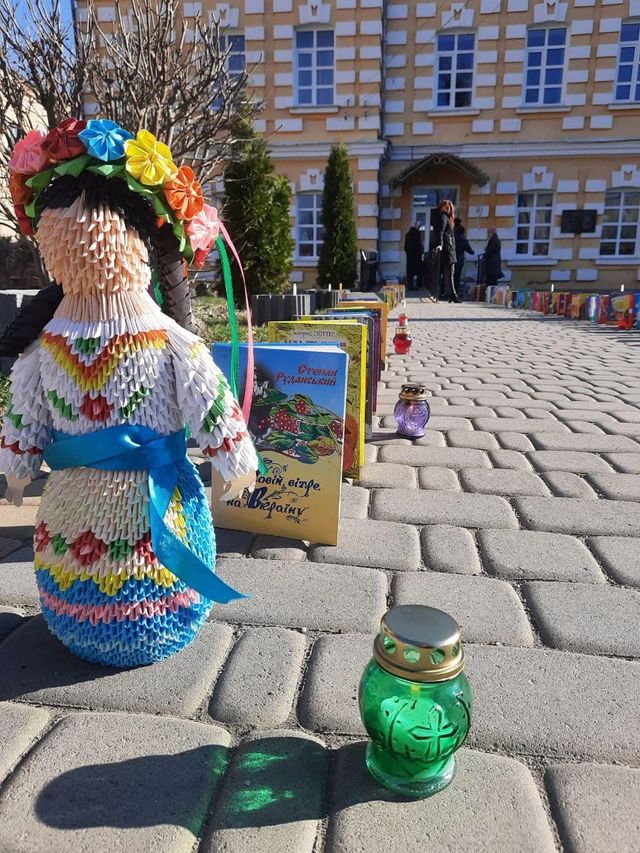 Книги, які вони ніколи не прочитають: в Тульчині вшанували пам'ять 165 українських дітей - фото 502774