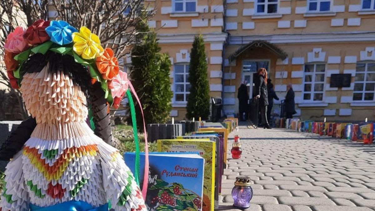 Книги, які вони ніколи не прочитають: в Тульчині вшанували пам'ять 165 українських дітей - фото 1