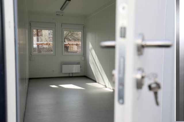 Ось як виглядає перше контейнерне містечко для переселенців у Львові (ФОТО) - фото 502804