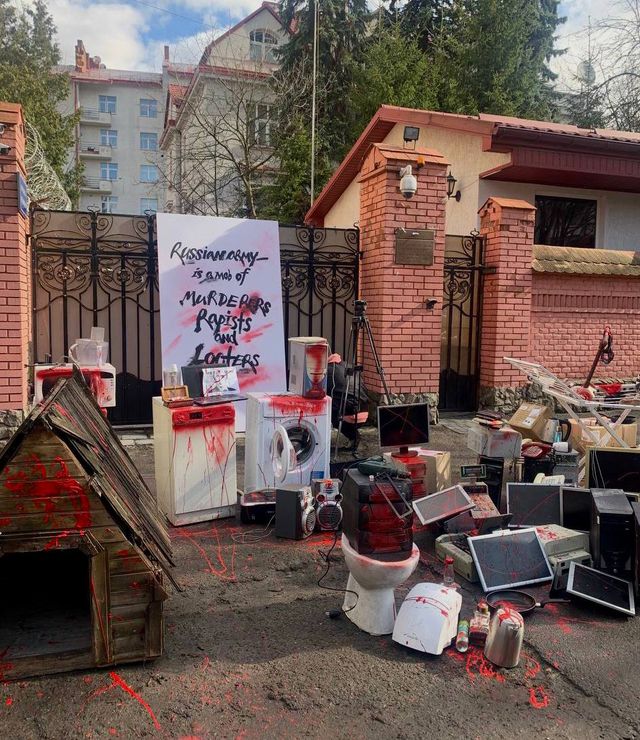 Армія мародерів: протестувальники зносять 'трофеї' до посольств росії у своїх містах - фото 502843