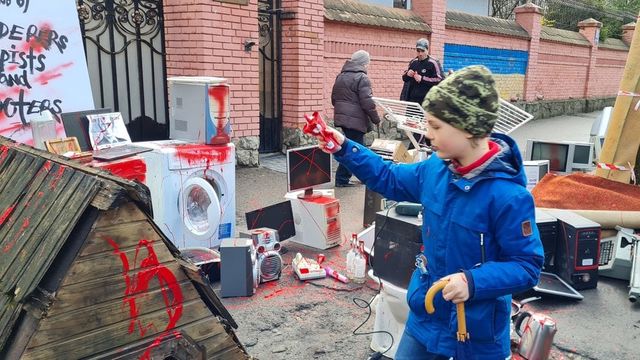 Армія мародерів: протестувальники зносять 'трофеї' до посольств росії у своїх містах - фото 502844