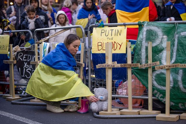 Армія мародерів: протестувальники зносять 'трофеї' до посольств росії у своїх містах - фото 502846
