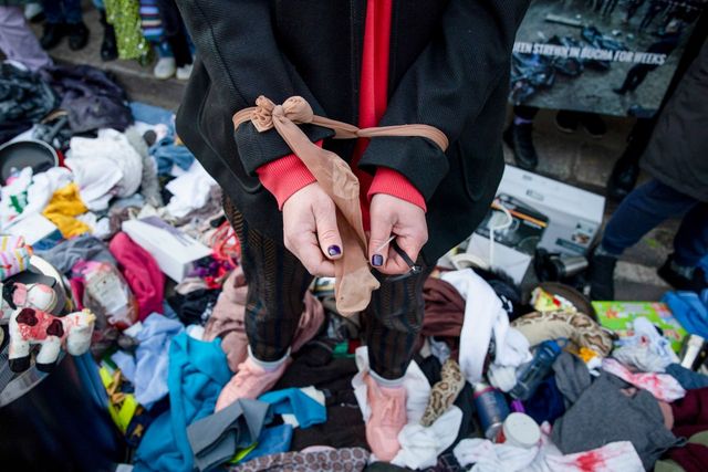 Армія мародерів: протестувальники зносять 'трофеї' до посольств росії у своїх містах - фото 502847