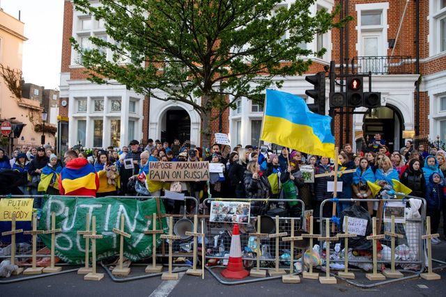 Армія мародерів: протестувальники зносять 'трофеї' до посольств росії у своїх містах - фото 502849