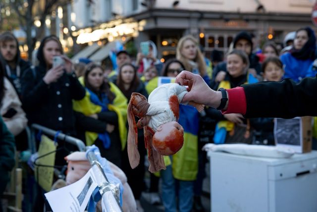 Армія мародерів: протестувальники зносять 'трофеї' до посольств росії у своїх містах - фото 502850