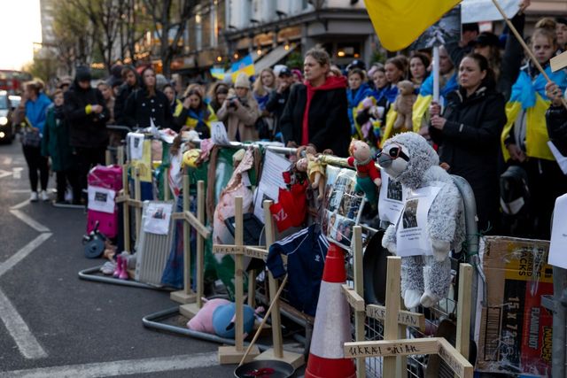 Армія мародерів: протестувальники зносять 'трофеї' до посольств росії у своїх містах - фото 502851