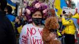 Армія мародерів: протестувальники зносять "трофеї" до посольств росії у своїх містах