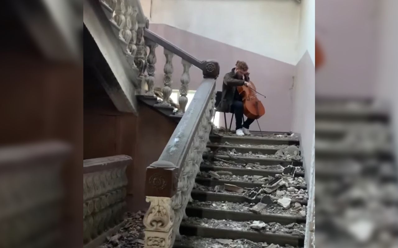 Музикант зіграв на віолончелі у зруйнованому будинку культури - фото 1
