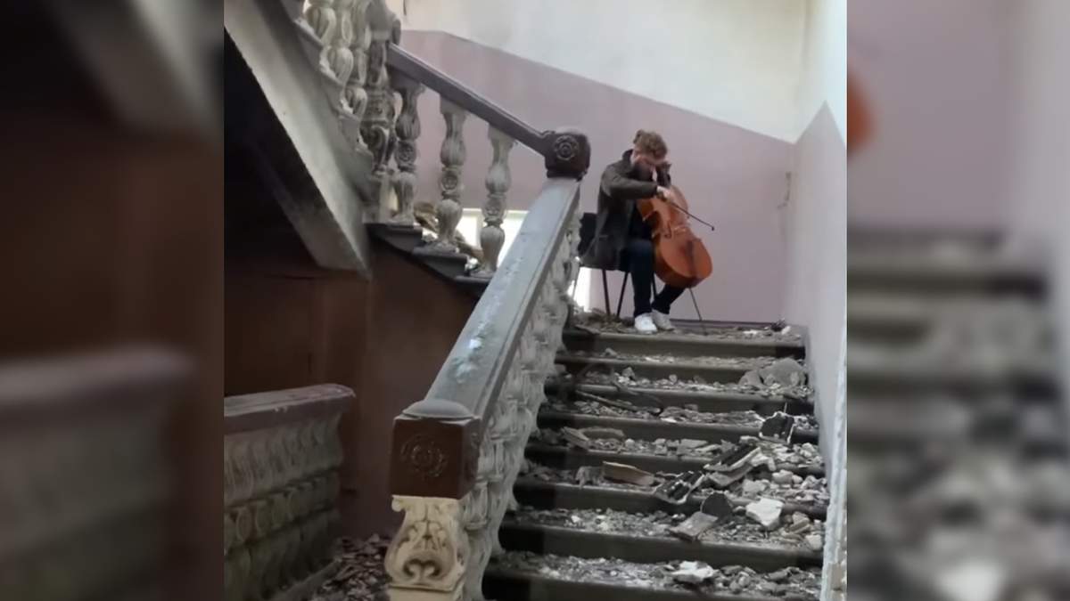 Музикант зіграв на віолончелі у зруйнованому будинку культури - фото 1