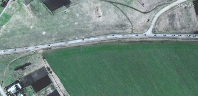 На нових супутникових фото показали 13-кілометрову російську колону, яка їде до Харкова - фото 502960