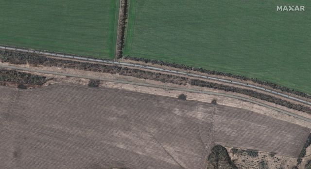 На нових супутникових фото показали 13-кілометрову російську колону, яка їде до Харкова - фото 502961