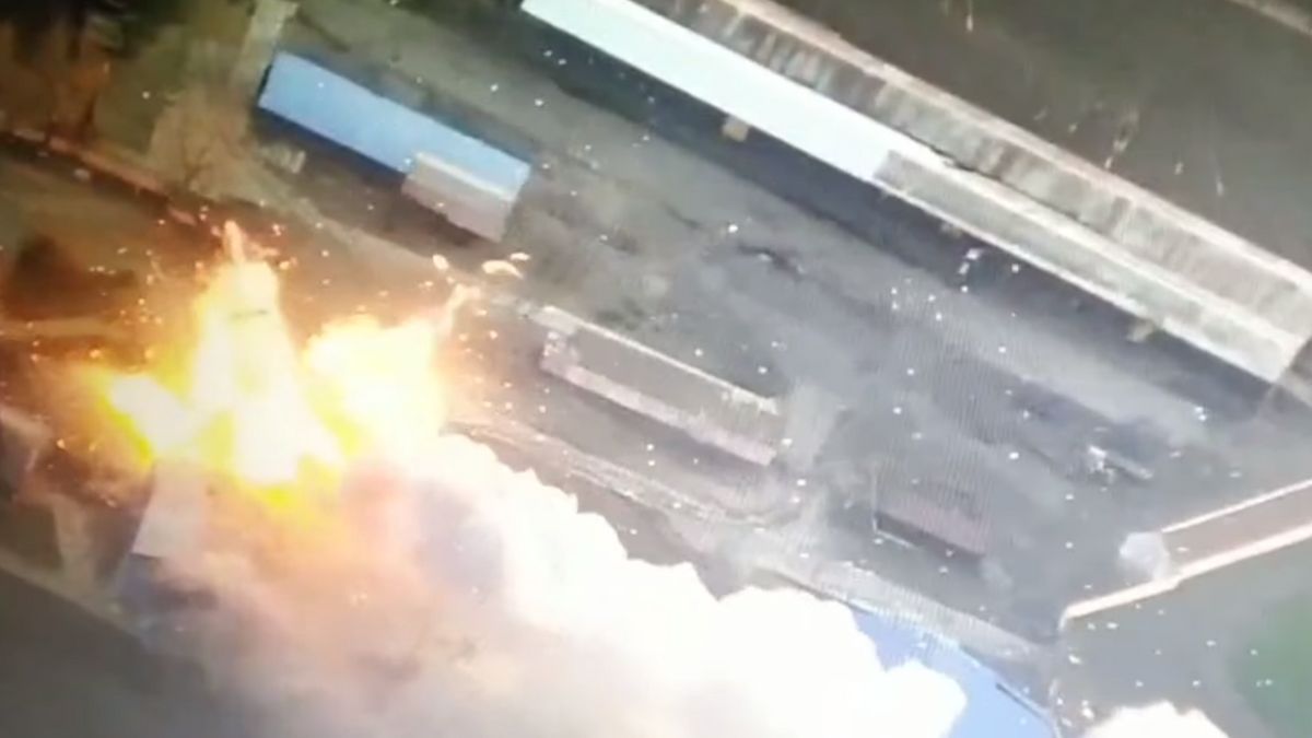 Дивіться на відео, як українські бійці знищили склад боєприпасів окупантів на Донбасі - фото 1