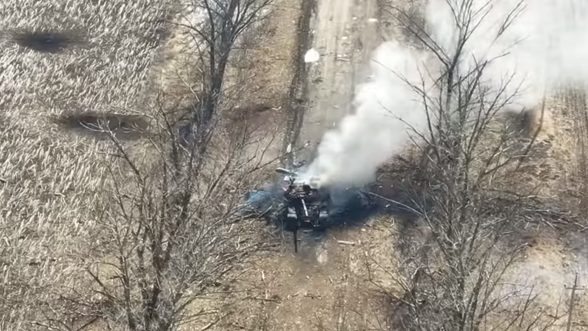 Українські захисники показали на відео, як розгромили кілька ворожих танків на Донеччині - фото 1
