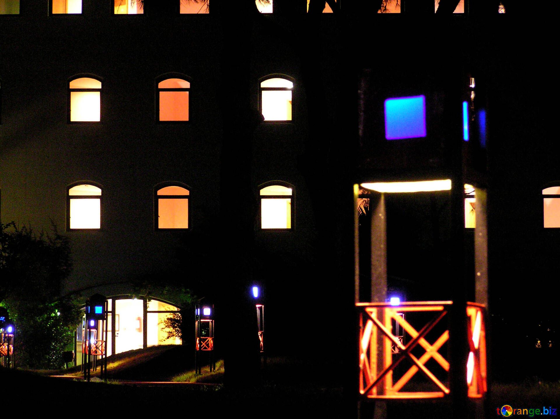 Чи потрібно у темну пору доби вимикати світло під час повітряної тривоги