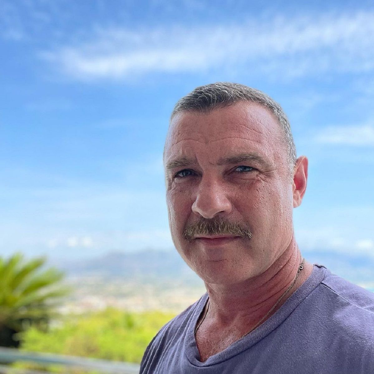 Лів Шрайбер готує борщ для українських біженців - фото 1