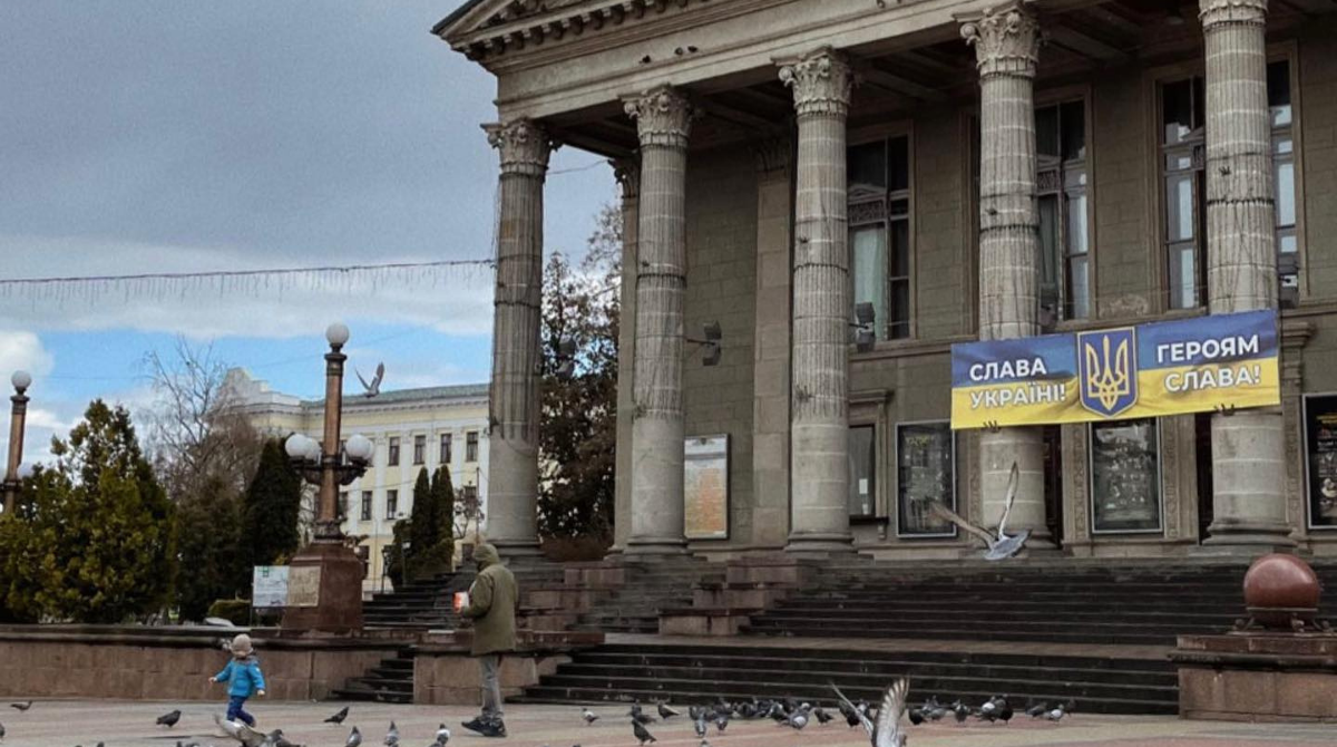 В Одесі демонтували таблички російських міст, у Тернополі – літак, а в Рівному – танк