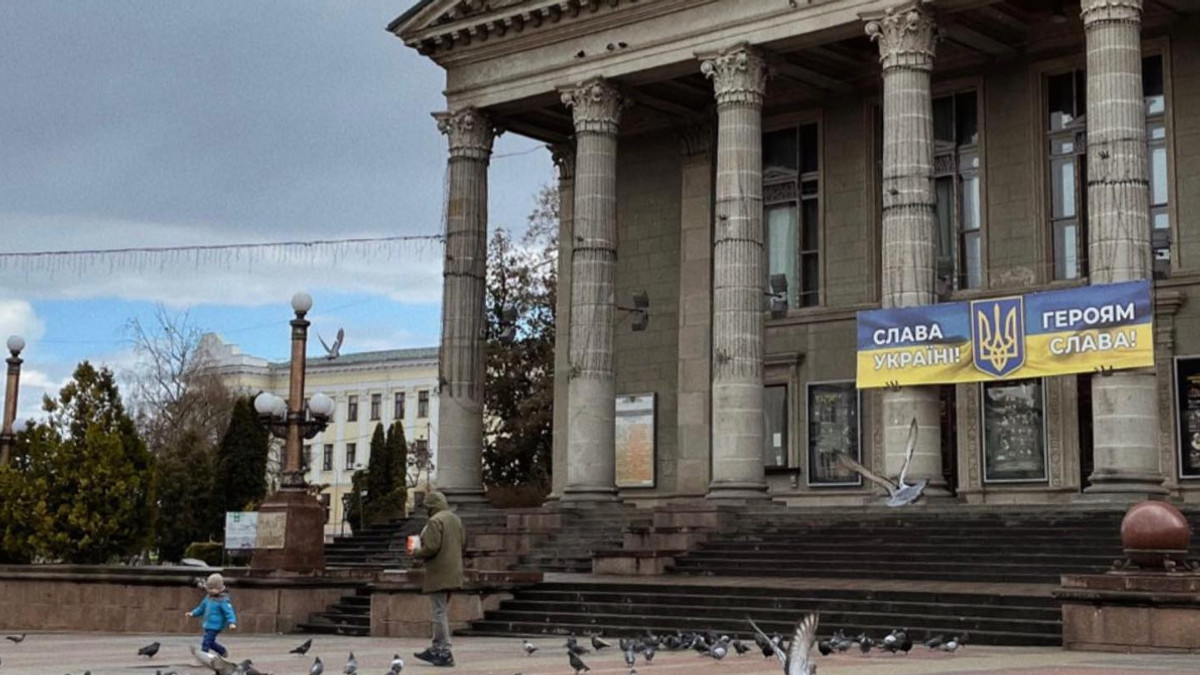 В Одесі демонтували таблички російських міст, у Тернополі – літак, а в Рівному – танк - фото 1