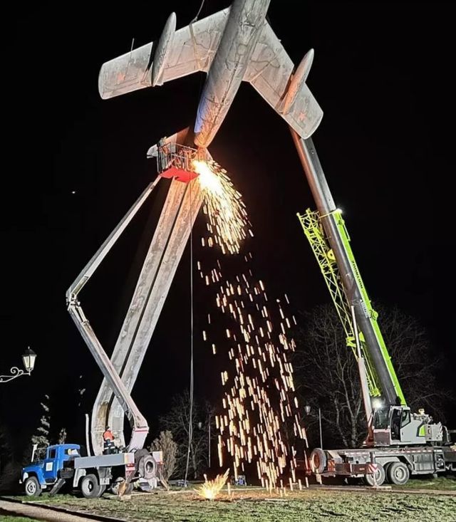 В Одесі демонтували таблички російських міст, у Тернополі – літак, а в Рівному – танк - фото 503233