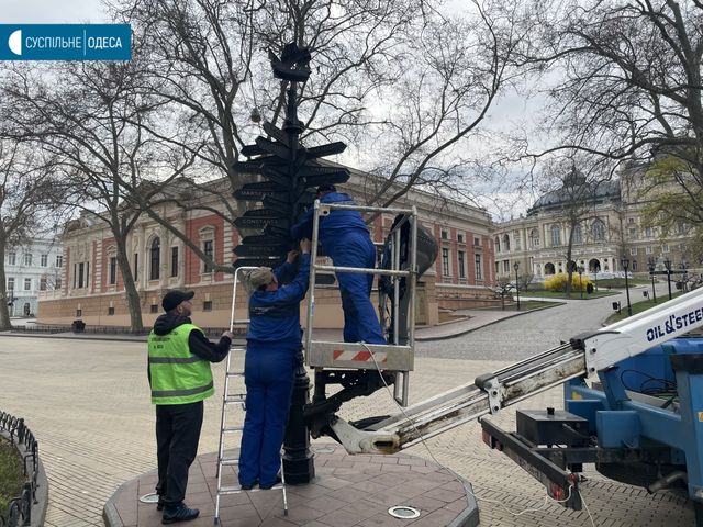 В Одесі демонтували таблички російських міст, у Тернополі – літак, а в Рівному – танк - фото 503237