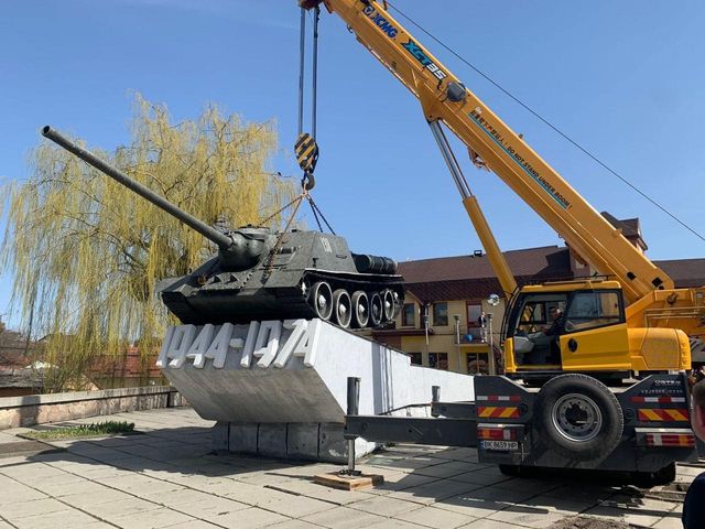 В Одесі демонтували таблички російських міст, у Тернополі – літак, а в Рівному – танк - фото 503239