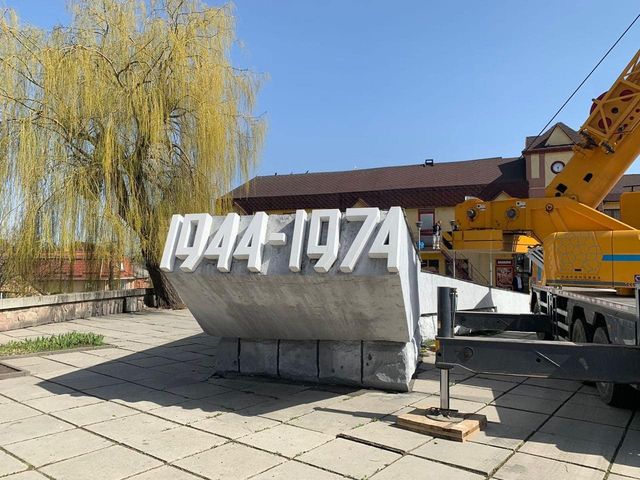 В Одесі демонтували таблички російських міст, у Тернополі – літак, а в Рівному – танк - фото 503241