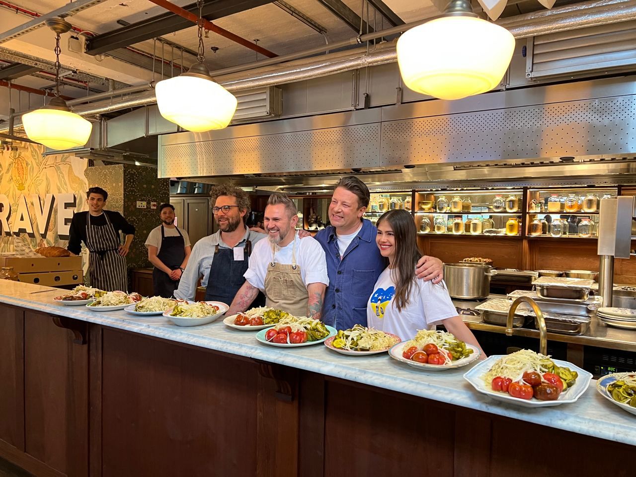 Українські страви від Джеймі Олівера: меню благодійної вечері на підтримку України