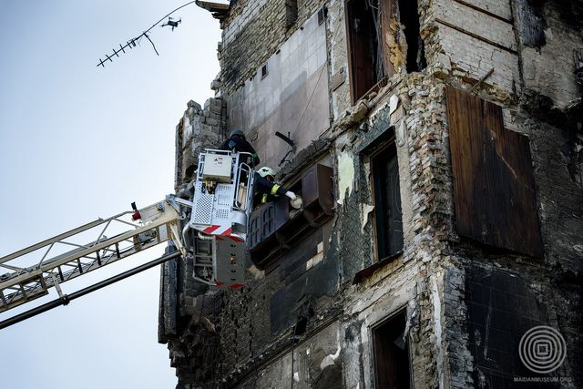 Кухонну шафу, яка вціліла після вибуху авіабомби в Бородянці, передали до музею - фото 503421