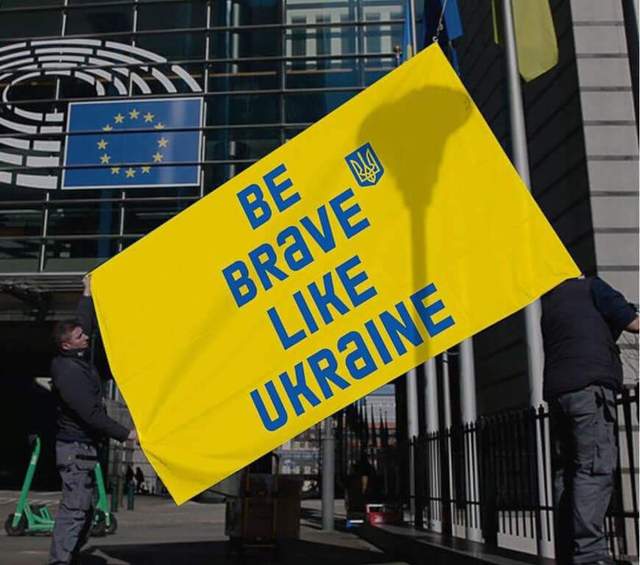 Будь сміливим, як Україна: закордоном вішають плакати про мужність нашого народу - фото 503510