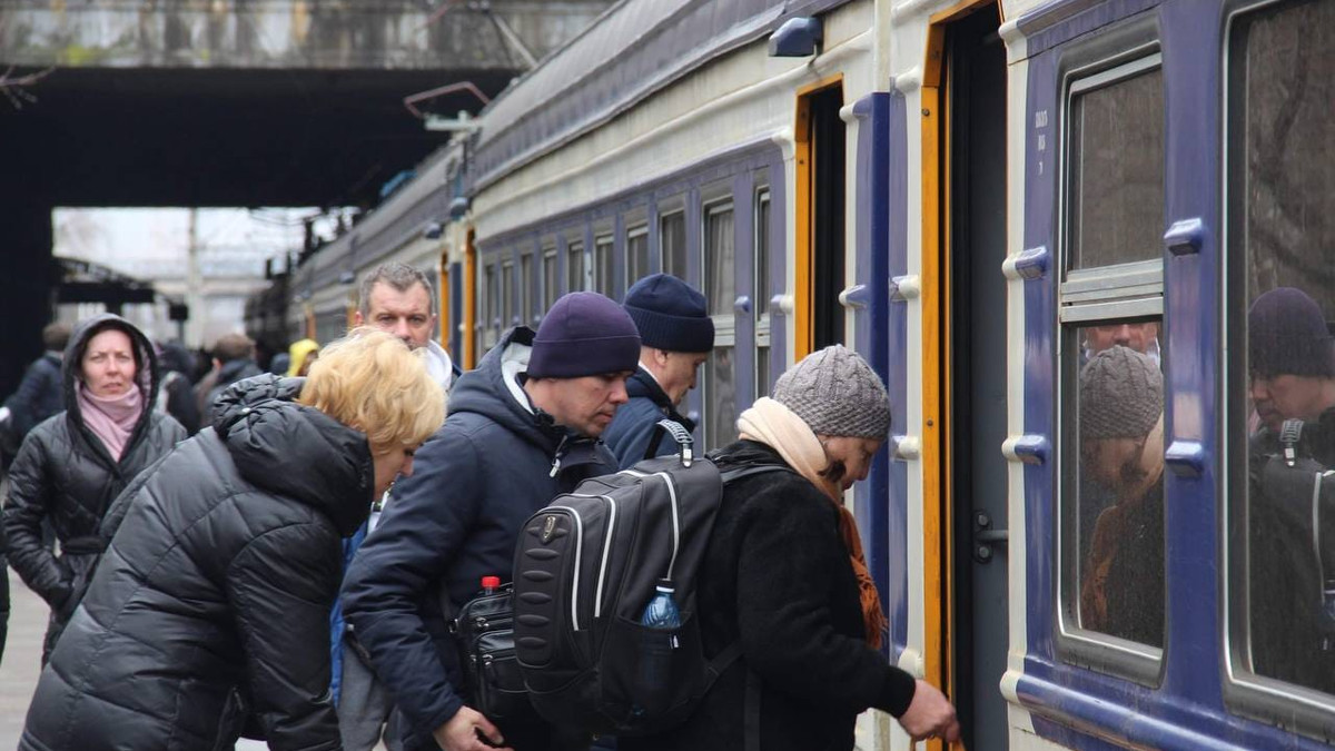 Евакуація Укрзалізницею: як курсуватимуть додаткові та міжнародні потяги 20 квітня - фото 1