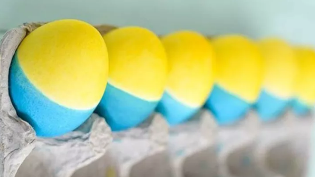 Як легко зробити патріотичні крашанки в домашніх умовах: відеоінструкція