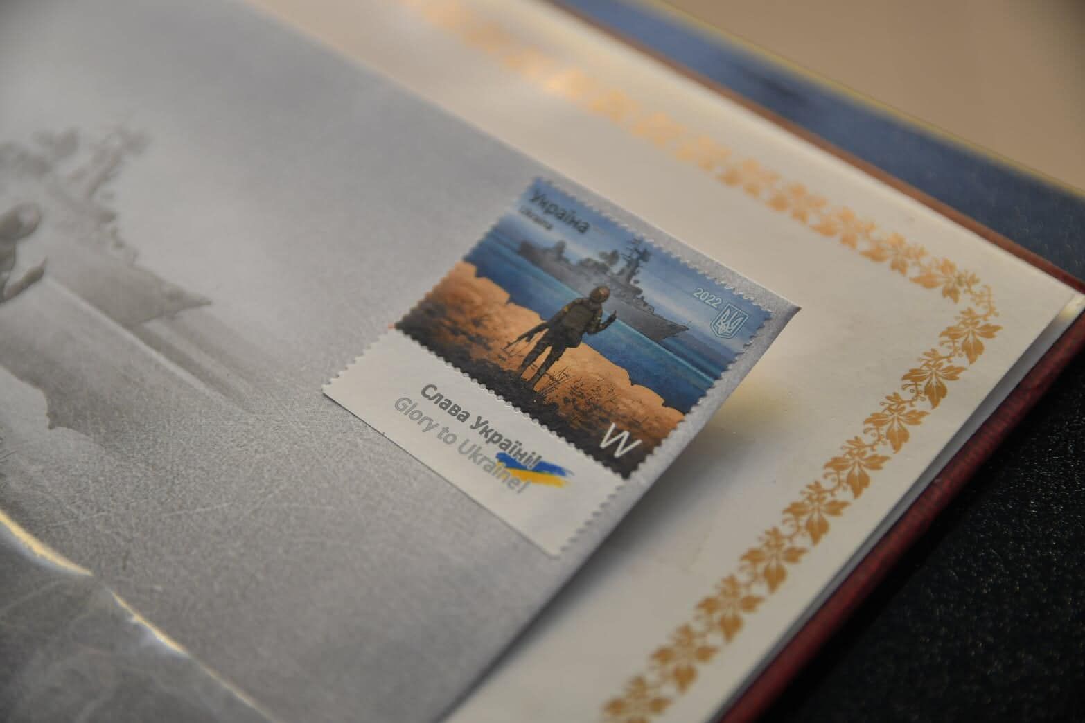 Укрпошта зупинила продаж марки "Російський корабель": скільки екземплярів купили українці