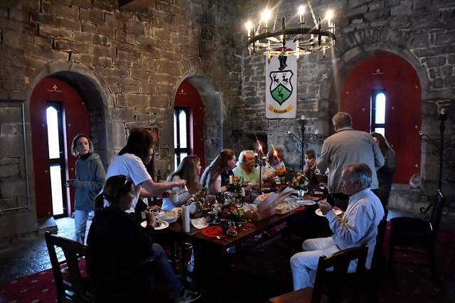 Біженців з України в Ірландії поселили в замку XV століття: зворушливі фото - фото 503631
