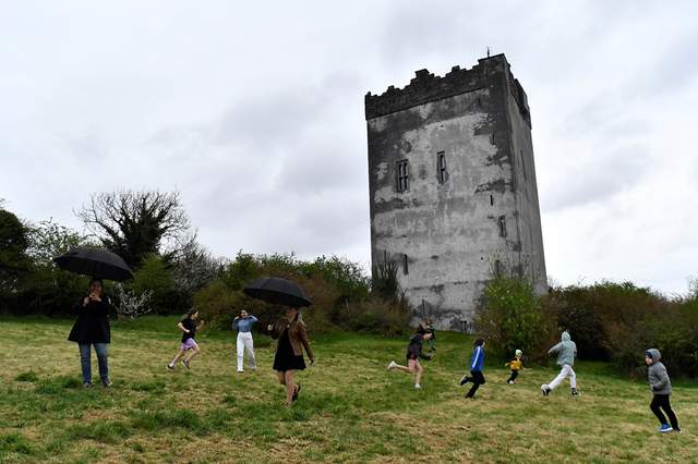 Біженців з України в Ірландії поселили в замку XV століття: зворушливі фото - фото 503632