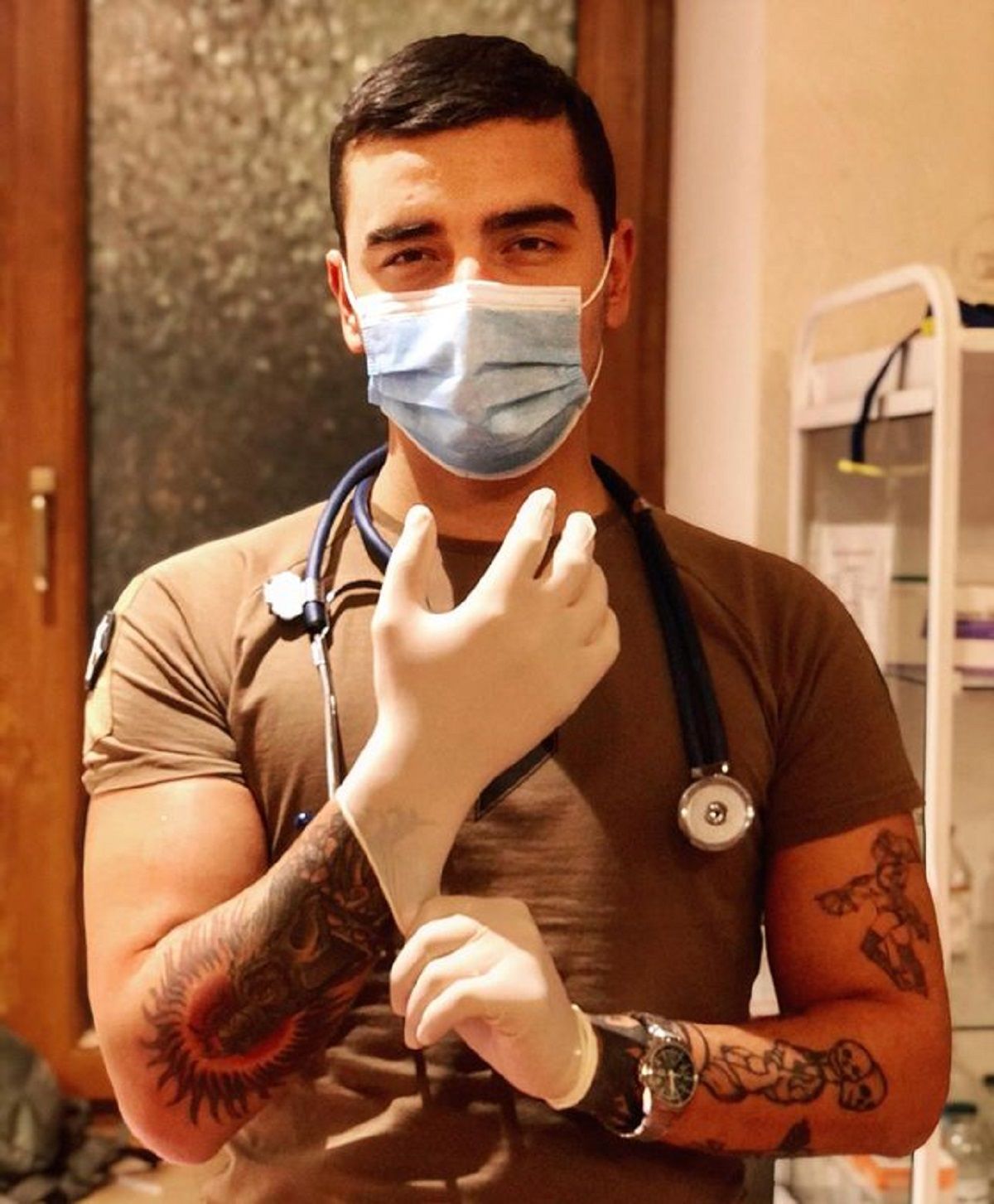 Фото медика з "Азову" шириться мережею - фото 1