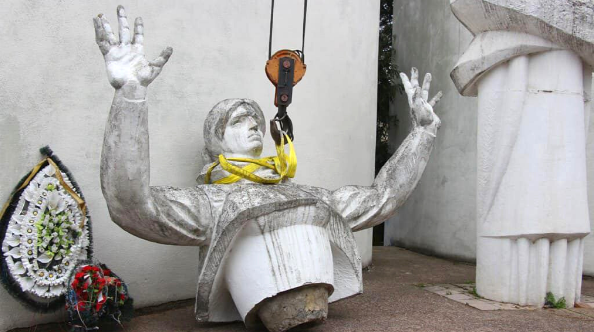 У Чернівцях, Житомирі, Дрогобичі, та Чернігові зносять радянські пам'ятники (відео)