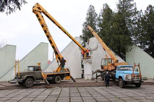 У Чернівцях, Житомирі, Дрогобичі, та Чернігові зносять радянські пам'ятники (відео) - фото 503749