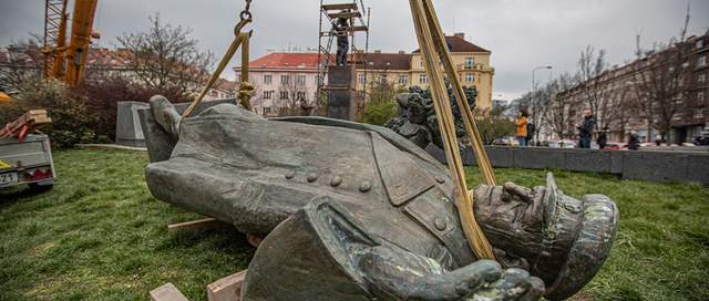 У Чернівцях, Житомирі, Дрогобичі, та Чернігові зносять радянські пам'ятники (відео) - фото 503752